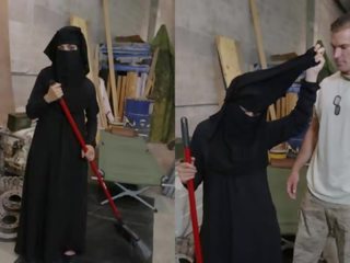 Tour του ποπός - μουσουλμάνος γυναίκα sweeping πάτωμα παίρνει noticed με ασελγής αμερικάνικο soldier