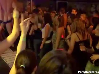 Група мръсен филм див patty при нощ клуб