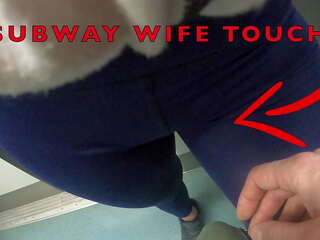 Ma femme laisser plus unknown homme à toucher son chatte lèvres sur son spandex leggings en subway