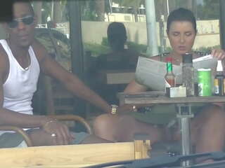 Fusk hustru &num;4 delen 3 - gubbe filmer mig utanför en cafe utomhus nudism blinkande och har en blandras affär med en svart man&excl;&excl;&excl;