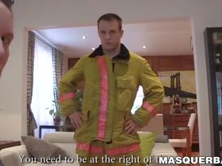 Coquin fireman masturbe immediately thereafter une strip-tease
