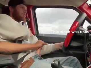 Dva fantastický muži masturbuje v the auto