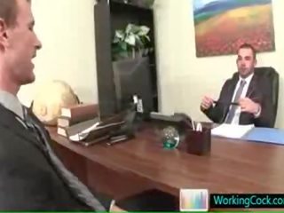 Jobb intervju resulting i marvelous ångande bög smutsiga klämma av workingcock