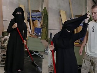 Tour av krigsbyte - muslim kvinna sweeping golv blir noticed av lascivious amerikansk soldier