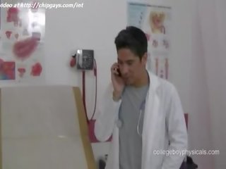 טרי רופאים examines חבר