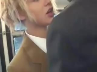 Blond miel sucer asiatique chaps bite sur la autobus