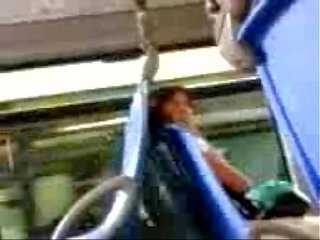 Putz ndezje në emocionuese grua në the autobuz