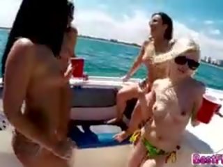 Mooi tieners gaand op een gaan in zee vies video- actie op een boot