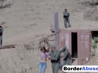 Smashing ผู้หญิงสวย ด้วย เล็ก นม สนุกกับการ ได้รับ ระยำ ที่ the border
