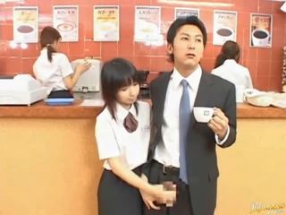 18-year-old japanska buddy har den ström över hans bäst friend`s momen 