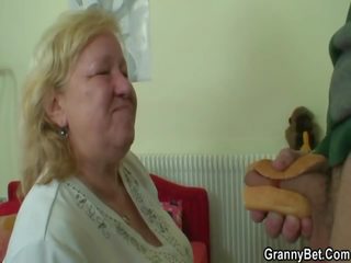 Grannies fucks i madh organ seksual i mashkullit
