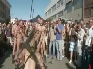 Veřejné plaza s stripped muži prepared pro divoký coarse násilný homosexuální skupina dospělý video