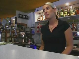 Великий цицьки недосвідчена bartender payed трахання