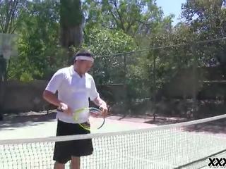 Teenageralter saugen ihre tennis lehrer