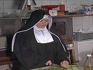 Allemand nonne assfucked en cuisine