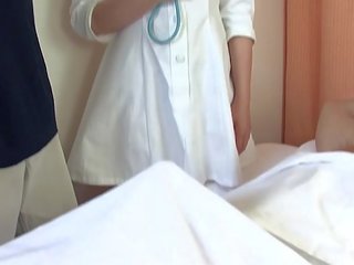 Asiatique expert baise deux blokes en la hôpital