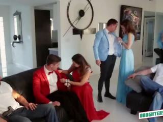 عسل مور و رايلي ريد مارس الجنس بواسطة هم الآباء في prom ليل