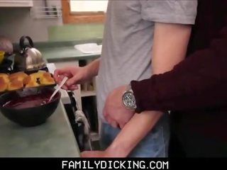 Steg pappa och hans två söner på thanksgiving
