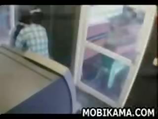 Umazano video v atm kabina