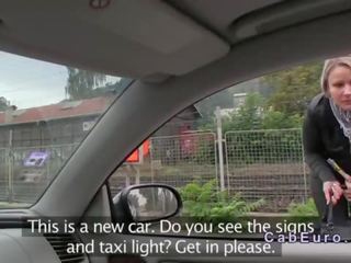 Falso taksi driver fucks bjonde përjashta nga prapa