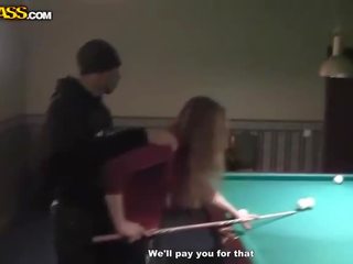 Concupiscent serveuse à billiards obtient nu et pipe