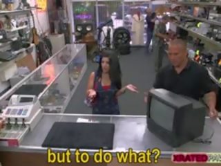 امرأة سمراء و مفلس الكوبي يحصل على مارس الجنس في ال pawnshop