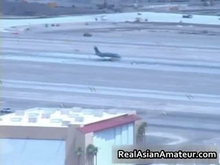 Azijietiškas mažutė sucks bigcock į a airport