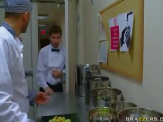 Two waiters fucks lassie and bang her pussy and ass